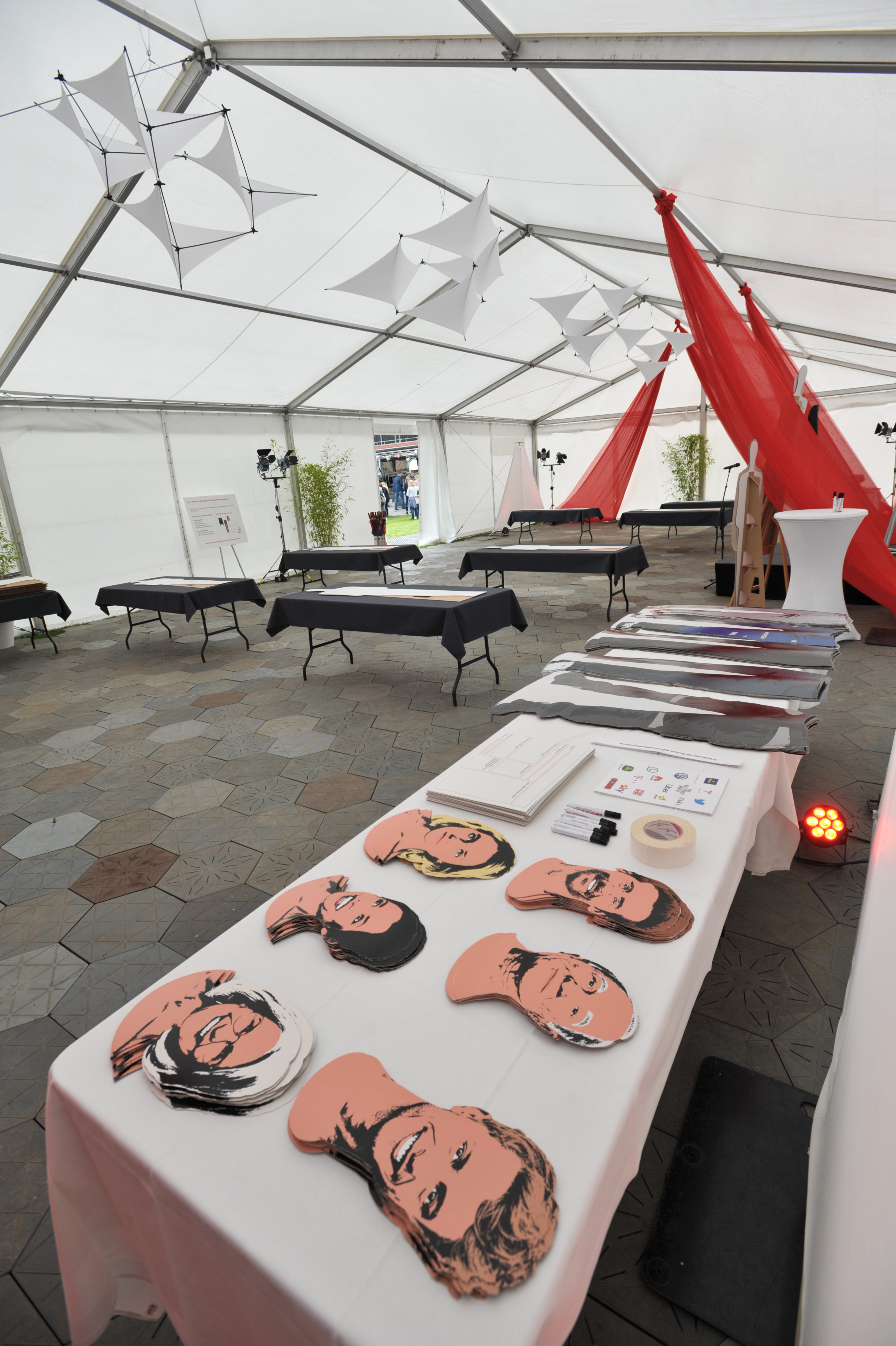 Sparkasse Ratzeburg Event — Vorbereiteter Tisch mit Pappfigur-Teilen